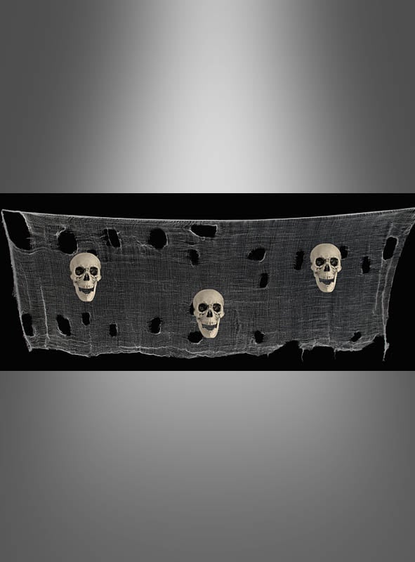 Das 300 cm lange Deko-Tuch mit Totenköpfen, gefertigt aus zerfetztem Mullstoff und verziert mit drei Totenköpfen, wird vor schwarzem Hintergrund gezeigt – perfekt als Halloween-Deko-Tuch, um Ihre gruselige Dekoration zu unterstreichen.