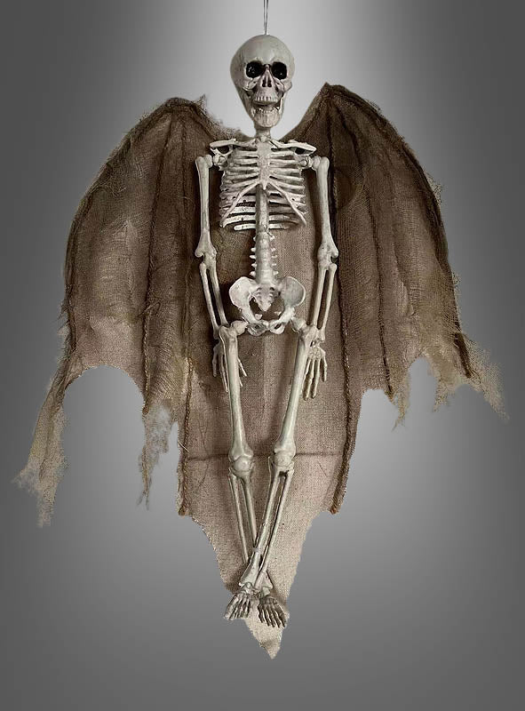 Ein 42 cm großer „Kleiner Skelett-Engel“ mit großen, zerfetzten Fledermausflügeln hängt vor einem grauen Hintergrund und bildet so eine unheimliche Todesengel-Halloween-Dekoration, die sich perfekt für Ihre Halloween-Dekoration eignet.