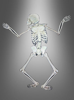 Bewegliche Skelett-Wanddekoration, 158 cm, mit erhobenen Armen und angewinkelten Knien vor einem grauen Farbverlauf – perfekt als Skelett-Halloween-Wanddekoration, um deiner Halloween-Dekoration einen gruseligen Akzent zu verleihen.