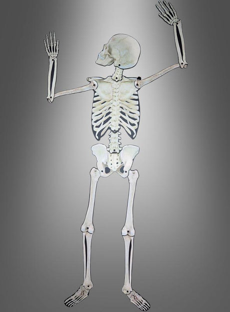 Bewegliche Skelett-Wanddekoration, 158 cm hoch, aufrecht stehend mit beiden Armen erhoben, vor neutralem grauen Hintergrund – ideal als auffällige Skelett-Halloween-Wanddekoration oder stilvolle Skelett-Wanddekoration für deine nächste Halloween-Dekoration.