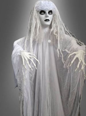Eine als „Geisterbraut mit Licht und Sound“ verkleidete Person (183 cm), mit weißem Gesichts-Make-up, schwarzen Lippen, dunklem Augen-Make-up, langen weißen Haaren und fließendem, hauchdünnem weißem Stoff nimmt vor einem grauen Hintergrund eine dramatische Pose ein – die perfekte Inspiration für Ihre Halloween-Dekoration oder als gespenstische, hängende Geisterbraut mit Licht- und Soundeffekten bei Ihrer nächsten gruseligen Veranstaltung.