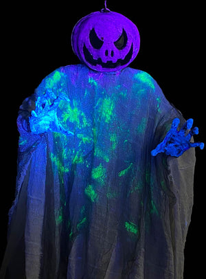 Unter Schwarzlicht leuchtet der 90 cm große „Kürbis Geist“ unheimlich und offenbart gespenstisch grüne und blaue fluoreszierende Flecken an seinen Händen und am Körper – damit ist er die perfekte Halloween-Kürbis-Dekoration für Ihre Gruselkulisse. Diese leuchtende Hängedekoration wird Ihre Gäste als auffälliges Highlight in Ihrer UV-Schwarzlicht-Dekoration garantiert beeindrucken.