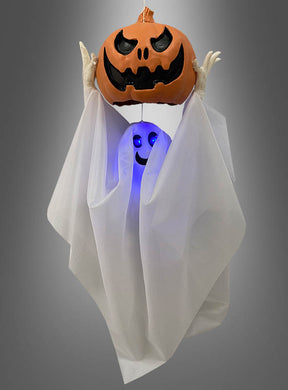 Ein animierter Halloween-Geist (90 cm) mit Kürbiskopf, in weißen Stoff gehüllt, hält eine grinsende Jack-o-Lantern über seinem Kopf, während ein blaues Licht das Gesicht der Dekoration geheimnisvoll beleuchtet.