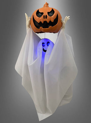 Ein animierter Halloween-Geist (90 cm) mit Kürbiskopf, in weißen Stoff gehüllt, hält eine grinsende Jack-o-Lantern über seinem Kopf, während ein blaues Licht das Gesicht der Dekoration geheimnisvoll beleuchtet.