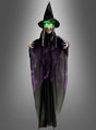 Eine Halloween-Dekoration mit der „Sprechenden Hexe“ (183 cm) mit LED-Augen: Diese Hexe steht vor einem grauen Hintergrund und hat leuchtend grüne LED-Augen, einen schwarzen Spitzhut und eine lange schwarz-lila Robe.