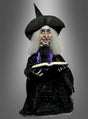 Die „Animierte Hexe mit Zauberbuch 70 cm Halloween“ zeigt eine Hexenpuppe mit spitzem Hut und grauen Haaren, die ein aufgeschlagenes Zauberbuch in der Hand hält. Sie trägt eine schwarz-lila Robe und steht vor einem grauen Hintergrund mit Farbverlauf – perfekt als Hexendekoration oder Halloween-Deko, um Ihren Feierlichkeiten einen gruseligen Touch zu verleihen.