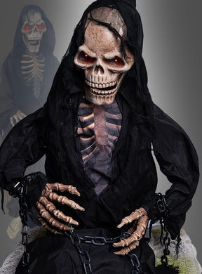 Der „Sitzender Reaper“ (115 cm) mit Animation, gekleidet in einen schwarzen Kapuzenmantel, mit leuchtend roten Augen und in Ketten gelegten Handgelenken, sitzt neben einer ähnlichen, verblassten Skelettfigur und sorgt so für einen gruseligen Sensenmann-Effekt – damit ist er die perfekte Halloween-Dekoration.