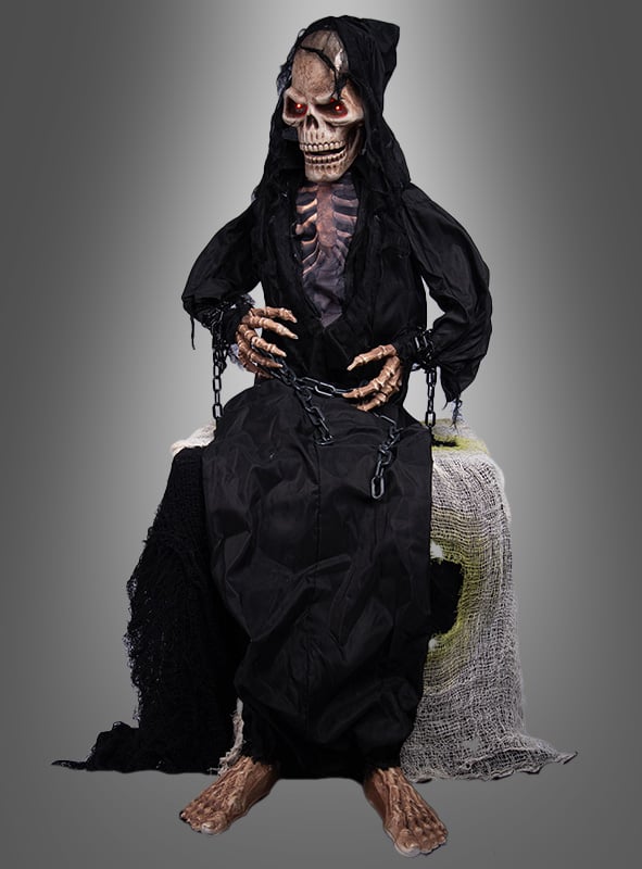 Der „Sitzende Sensenmann 115 cm mit Animation“ ist eine gruselige Ergänzung für Ihre gespenstische Dekoration. Er zeigt eine Sensenmann-Figur mit Totenkopfgesicht, schwarzem Kapuzenmantel sowie Skeletthänden und -füßen, die auf einem drapierten Stuhl sitzt und an den Handgelenken mit Ketten gefesselt ist. Dieses animierte Skelett ist die perfekte Halloween-Dekoration, um eine unvergessliche, gespenstische Atmosphäre zu schaffen.
