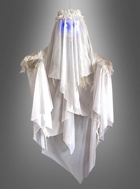Eine gespenstische Gestalt, gehüllt in mehrere Lagen weißen Stoffes und mit leuchtend blauen LED-Augen, vor einem grauen Hintergrund – die „Hängende Geisterbraut 120 cm mit LED-Augen“ ist die perfekte Wahl, um eine unheimliche Atmosphäre für Ihre Halloween-Dekoration zu schaffen.