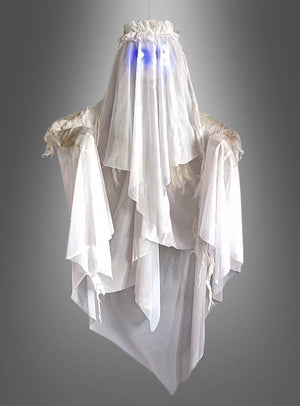 Eine gespenstische Gestalt, gehüllt in mehrere Lagen weißen Stoffes und mit leuchtend blauen LED-Augen, vor einem grauen Hintergrund – die „Hängende Geisterbraut 120 cm mit LED-Augen“ ist die perfekte Wahl, um eine unheimliche Atmosphäre für Ihre Halloween-Dekoration zu schaffen.