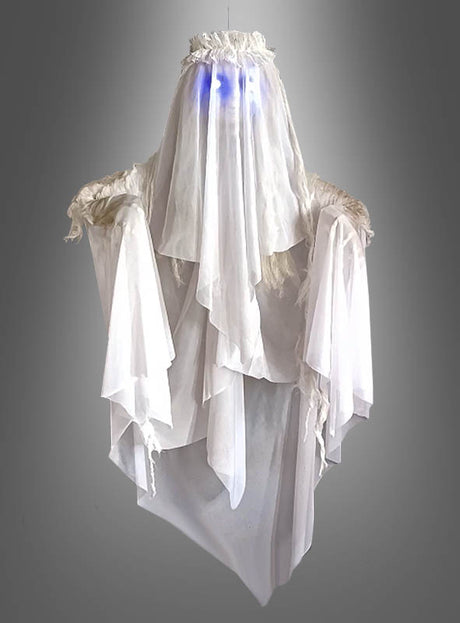 Eine gespenstische Gestalt, gehüllt in mehrere Lagen weißen Stoffes und mit leuchtend blauen LED-Augen, vor einem grauen Hintergrund – die „Hängende Geisterbraut 120 cm mit LED-Augen“ ist die perfekte Wahl, um eine unheimliche Atmosphäre für Ihre Halloween-Dekoration zu schaffen.