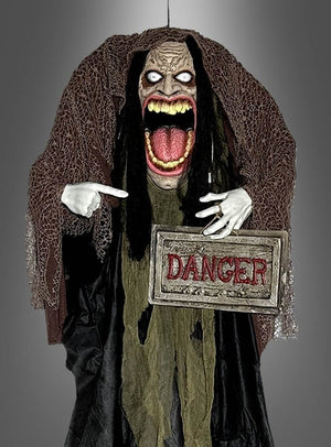 Das „Riesige animierte Halloween-Monster 183 cm Big Mouth“ – eine hängende Halloween-Dekoration mit weit aufgerissenem Mund, langen Haaren und zerfetzten Gewändern, die ein „DANGER“-Schild vor einem grauen Hintergrund hält – ist eine auffällige hängende Halloween-Dekoration, die jeder gruseligen Kulisse sofort ein furchteinflößendes Flair verleiht.