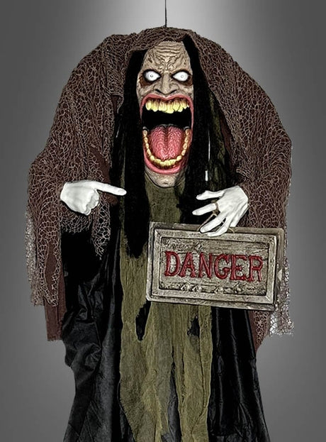 Das „Riesige animierte Halloween-Monster 183 cm Big Mouth“ – eine hängende Halloween-Dekoration mit weit aufgerissenem Mund, langen Haaren und zerfetzten Gewändern, die ein „DANGER“-Schild vor einem grauen Hintergrund hält – ist eine auffällige hängende Halloween-Dekoration, die jeder gruseligen Kulisse sofort ein furchteinflößendes Flair verleiht.