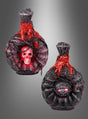 Verwandeln Sie Ihren Raum mit der Halloween-Flasche 21 cm mit Auge und Totenkopf – zwei dunkle, strukturierte Dekoflaschen, die sich ideal für die Halloween-Dekoration eignen. Eine Flasche ziert ein kleiner Totenkopf, der durch eine schwarze Kette akzentuiert wird, während die andere ein einzelnes Augenmotiv aufweist. Beide sind am Flaschenhals mit dramatischen roten Tropfendetails verziert, die Ihrer Dekoration einen geheimnisvollen Touch verleihen.