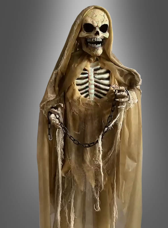 Ein stehender Sensenmann (166 cm) mit Animation in einer zerfetzten Kapuzenrobe hält eine Kette in der Hand und steht vor einem grauen Farbverlauf – ideal als animierte Halloween-Dekoration.