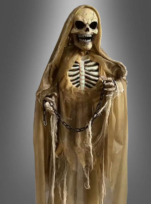 Ein stehender Sensenmann (166 cm) mit Animation in einer zerfetzten Kapuzenrobe hält eine Kette in der Hand und steht vor einem grauen Farbverlauf – ideal als animierte Halloween-Dekoration.