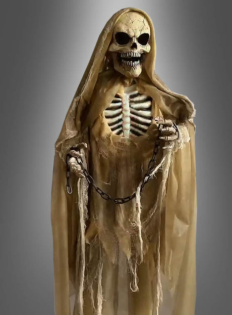 Ein stehender Sensenmann (166 cm) mit Animation in einer zerfetzten Kapuzenrobe hält eine Kette in der Hand und steht vor einem grauen Farbverlauf – ideal als animierte Halloween-Dekoration.