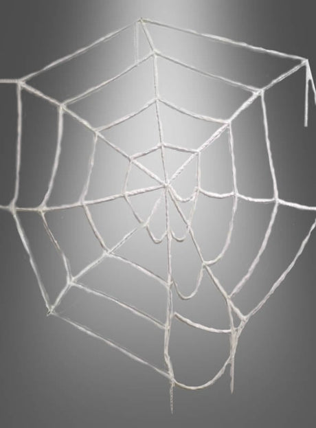 Ein riesiges, 300 cm großes, weißes UV-Spinnennetz hängt vor einem schlichten grauen Hintergrund, wobei einige der unteren Fäden ungleichmäßig oder verzerrt wirken – perfekt als Halloween-Dekoration.
