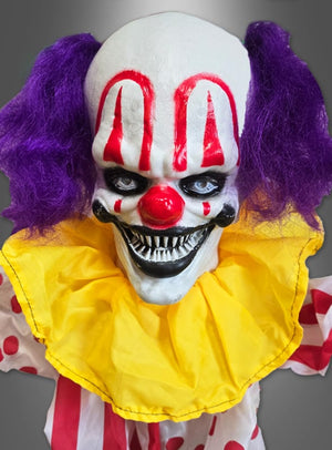 Entdecken Sie den „Clown Deko Akrobaten 180 cm, animiert mit Bewegungsmelder“ – eine gruselige Figur mit lila Haaren, einer roten Nase, auffälligem rotem Make-up, scharfen Zähnen, einem gelben Rüschenkragen und einem farbenfrohen Kostüm mit Polka-Punkten. Ihre lebensechte Erscheinung und der Bewegungssensor machen sie zu einem unvergesslichen Stück für Ihre gruselige Sammlung oder zu einem auffälligen Highlight in Ihrer Clown-Halloween-Dekoration.