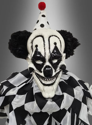 Eine Person, gekleidet in das beunruhigende Clown-Kostüm „Deko Akrobaten 180 cm, animiert mit Bewegungsmelder“ – ein schwarz-weißes Clown-Kostüm mit übertriebenen Gesichtszügen, einem gepunkteten Partyhut und einem unheimlichen Grinsen – vor einem grauen Hintergrund mit Farbverlauf und ist damit die perfekte Wahl für alle, die nach gruseliger Halloween-Dekoration suchen oder die unheimliche Atmosphäre einer Horror-Clown-Standfigur einfangen möchten.