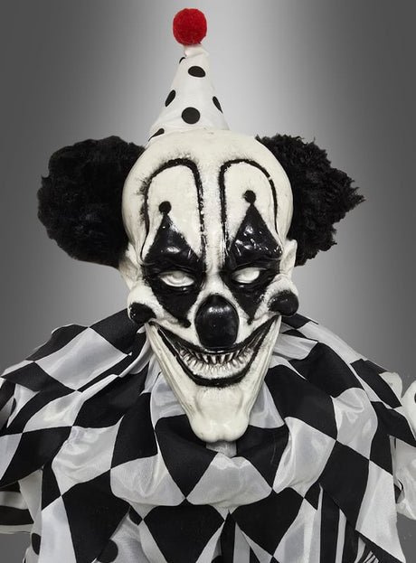 Eine Person, gekleidet in das beunruhigende Clown-Kostüm „Deko Akrobaten 180 cm, animiert mit Bewegungsmelder“ – ein schwarz-weißes Clown-Kostüm mit übertriebenen Gesichtszügen, einem gepunkteten Partyhut und einem unheimlichen Grinsen – vor einem grauen Hintergrund mit Farbverlauf und ist damit die perfekte Wahl für alle, die nach gruseliger Halloween-Dekoration suchen oder die unheimliche Atmosphäre einer Horror-Clown-Standfigur einfangen möchten.