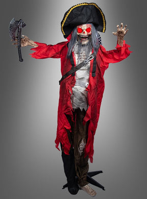 Die „Piraten-Skelett 190 cm – animierte Halloween-Dekoration“ zeigt ein Piratenskelett in einem roten Mantel und einem schwarzen Hut, das eine Axt in der Hand hält. Es trägt zerlumpte Kleidung, hat leuchtend rote Augen und langes graues Haar und steht vor einem grauen Hintergrund – damit ist es eine auffällige animatronische Dekoration für Halloween.
