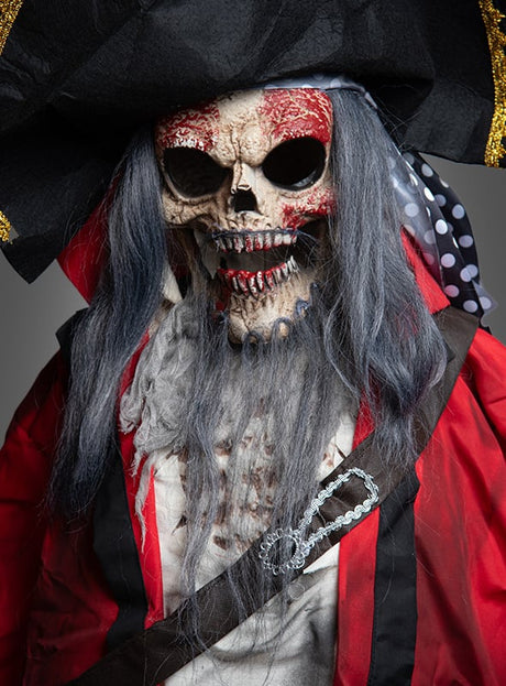 Eine als Pirat verkleidete Person mit einer detailreichen Totenkopfmaske, langen grauen Haaren, einem schwarzen Hut, einem roten Mantel und einem gepunkteten Schal sorgt mit der „Piraten Skelett 190 cm animiert“ Halloween-Dekoration für einen beeindruckenden Auftritt – perfekt für animatronische Halloween-Dekorationen.