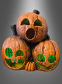 Drei geschnitzte Kürbisse mit leuchtend grünen Gesichtern sind vor einem grauen Hintergrund mit Farbverlauf angeordnet. Diese „Kürbisgeister 29 cm mit LED“, ideal für Halloween-Dekoration oder Kürbisdekoration mit LED-Licht, zeichnen sich durch einzigartige Gesichtsausdrücke aus: überrascht, lächelnd mit Zähnen und grinsend.