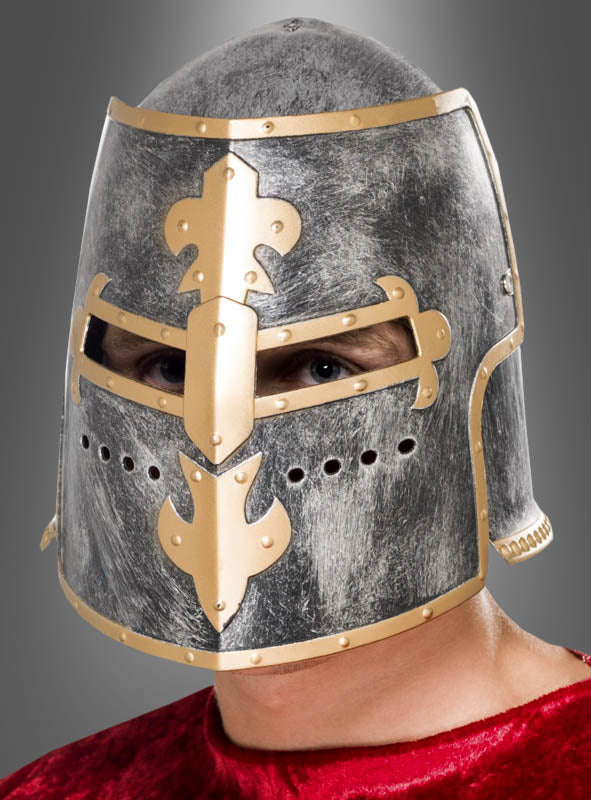 Eine Person, die den „Ritterturnier-Helm mit Visier“ mit goldenen Verzierungen trägt und dazu ein rotes Samtgewand, sichtbar von den Schultern aufwärts vor einem grauen Hintergrund – perfekt für jede Mittelalter- oder Ritterkostüm-Veranstaltung.