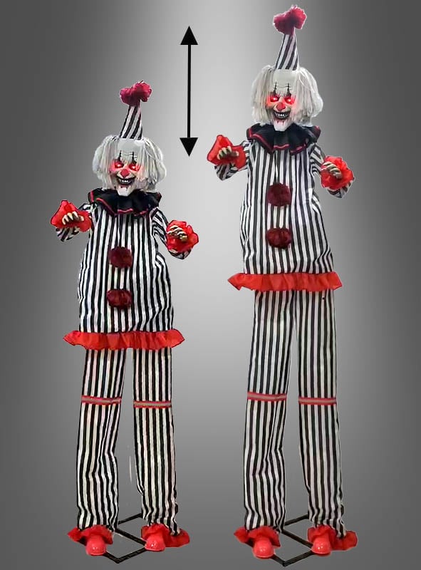 Zwei gruselige Clowns in schwarz-weiß gestreiften Outfits, einer klein und einer groß, stehen nebeneinander mit erhobenen Armen; ein Doppelpfeil verdeutlicht den Höhenunterschied. Die Animatronik-Figur „Hochfahrender Horror-Clown“ (260–300 cm) eignet sich perfekt als Horror-Clown-Halloween-Dekoration.