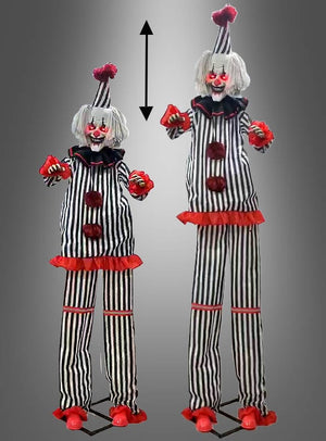 Zwei gruselige Clowns in schwarz-weiß gestreiften Outfits, einer klein und einer groß, stehen nebeneinander mit erhobenen Armen; ein Doppelpfeil verdeutlicht den Höhenunterschied. Die Animatronik-Figur „Hochfahrender Horror-Clown“ (260–300 cm) eignet sich perfekt als Horror-Clown-Halloween-Dekoration.