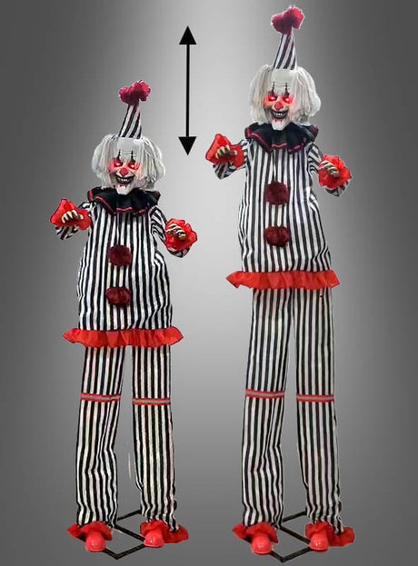 Zwei gruselige Clowns in schwarz-weiß gestreiften Outfits, einer klein und einer groß, stehen nebeneinander mit erhobenen Armen; ein Doppelpfeil verdeutlicht den Höhenunterschied. Die Animatronik-Figur „Hochfahrender Horror-Clown“ (260–300 cm) eignet sich perfekt als Horror-Clown-Halloween-Dekoration.