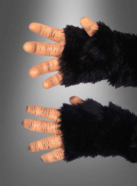Vor einem grauen Hintergrund mit Farbverlauf sind zwei Hände zu sehen, an denen „Schimpanse Hände für das Affenkostüm“ getragen werden – schwarze, pelzige Handschuhe mit realistischen, strukturierten, hellbraunen Latexfingern.