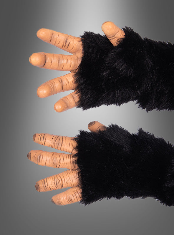 Vor einem grauen Hintergrund mit Farbverlauf sind zwei Hände zu sehen, an denen „Schimpanse Hände für das Affenkostüm“ getragen werden – schwarze, pelzige Handschuhe mit realistischen, strukturierten, hellbraunen Latexfingern.