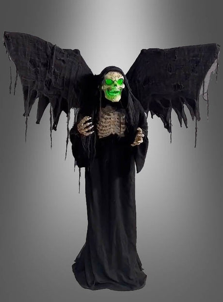 Die Halloween-Requisite „Todesengel 170 cm Animatronics“ zeigt eine Skelettfigur mit einem grün leuchtenden Schädel, einer knochigen Brust, zerfetzten schwarzen Flügeln und einer langen schwarzen Robe vor einem grau verlaufenden Hintergrund. Unterstrichen durch einen LED-Lichteffekt verleiht dieser animierte „Todesengel 170 cm“ (Animatronics) jeder gruseligen Kulisse einen unheimlichen Schimmer.