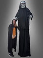 Eine Frau in einem schwarzen Umhang steht neben dem „Riesiger animierter Reaper 265 cm“, einer hoch aufragenden Figur in einem Sensenmann-Kostüm mit Skelettmaske; beide sind vor einem schlichten grauen Hintergrund zu sehen.