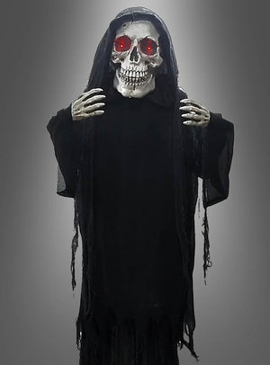 Vor einem grauen Hintergrund steht eine hoch aufragende Skelettgestalt in einem schwarzen Kapuzenmantel mit leuchtend roten Augen, die Hände erhoben – ein beeindruckender „Riesiger animierter Reaper“ (265 cm), perfekt für eine unheimlich stimmungsvolle Halloween-Dekoration.