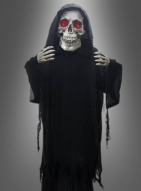 Vor einem grauen Hintergrund steht eine hoch aufragende Skelettgestalt in einem schwarzen Kapuzenmantel mit leuchtend roten Augen, die Hände erhoben – ein beeindruckender „Riesiger animierter Reaper“ (265 cm), perfekt für eine unheimlich stimmungsvolle Halloween-Dekoration.