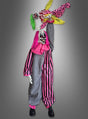 Eine gruselige Halloween-Dekoration zeigt eine Person im Kostüm „Clown Deko animiert 210 cm mit Puppe“ – komplett mit pinkfarbenen Haaren und einem gestreiften Outfit –, die vor einem grauen Hintergrund eine Clownpuppe über den Kopf hält – die perfekte animierte Halloween-Dekoration für Ihre nächste gruselige Feier.