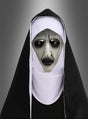 Eine Person, die als gruselige Nonne verkleidet ist – mit blasser Haut, schwarzen Lippen, dunklem Augen-Make-up und gelben Augen –, steht vor einem neutralen Hintergrund mit Farbverlauf und trägt eine schwarz-weiße Ordenskleidung sowie die „Horror Nonne Vollmaske“.