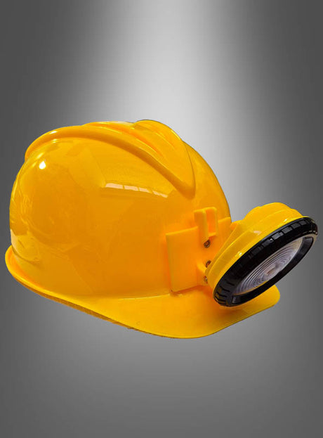 Gelber Bauarbeiterhelm mit Licht, fotografiert vor einem grauen Hintergrund mit Farbverlauf. Dieser praktische Helm eignet sich sowohl für die Sicherheit auf Baustellen als auch für kreative Karnevalskostüme.