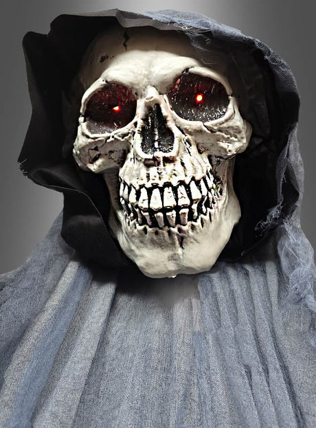 Ein Schädel mit leuchtend roten Augen, gekleidet in einen schwarzen Kapuzenmantel und eine strukturierte graue Robe, blickt vor einem neutralen Hintergrund nach vorne – eine „Animiertes Halloween-Skelett 255 cm“-Dekoration, die sich perfekt eignet, um eine gruselige Halloween-Atmosphäre zu schaffen.