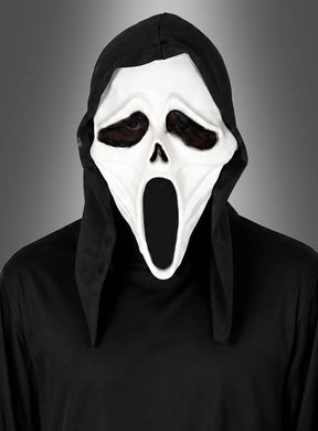 Eine Person, die die „Kapuzen Killer Maske“ aus PVC trägt – eine weiße Halloween-Maske mit übertrieben weit geöffnetem Mund und hohlen Augen –, kombiniert mit einem schwarzen Kapuzengewand, steht vor einem grauen Hintergrund.