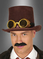 Ein Mann, der den „Brauner Steampunk-Zylinder mit Brille“, einen falschen schwarzen Schnurrbart und eine braune Jacke trägt, posiert vor einem grauen Hintergrund mit Farbverlauf und bildet so das perfekte Steampunk-Kostüm.