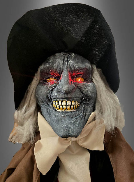 Der riesige, aufsteigende Totengräber (240–270 cm) mit Animatronik – mit einem grauen, faltigen Gesicht, leuchtend roten Augen, großen Zähnen, einem schwarzen Hut, weißem Haar und einer cremefarbenen Fliege – hebt sich deutlich vom grauen Hintergrund ab – perfekt als animierte Halloween-Dekoration für Ihre gruseligen Feiern.