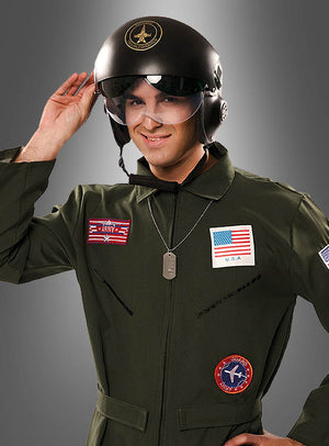 Eine Person steht vor einem grauen Hintergrund mit Farbverlauf, gekleidet in einen olivgrünen Fluganzug mit militärischen Aufnähern, und trägt den „Pilotenhelm für Erwachsene“ – einen Helm im Jet-Stil mit doppeltem Visier – sowie Erkennungsmarken.