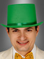 Ein Mann, der einen „Grüner Zylinder“-St.-Patrick’s-Day-Hut, ein weißes Sakko und eine goldene Pailletten-Fliege trägt, lächelt vor einem grauen Hintergrund.