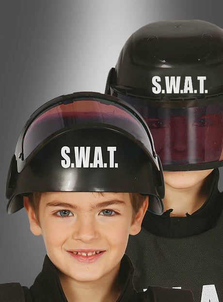 Zwei Kinder, die einen „Schwarzer SWAT Helm für Kinder“ mit jeweils durchsichtigem Gesichtsschutz tragen, posieren vor einem grauen Hintergrund.