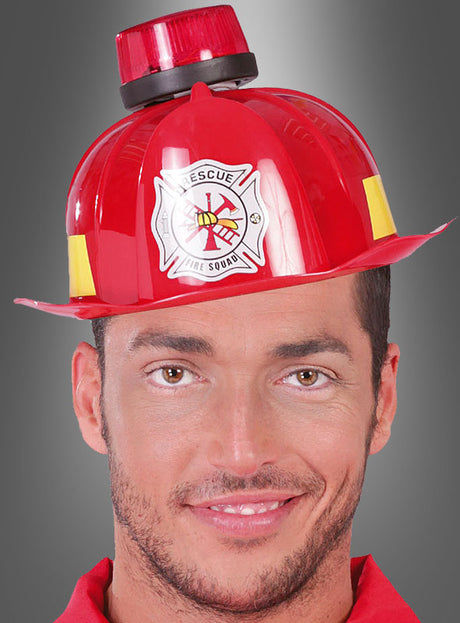 Ein Mann trägt den „Feuerwehrhelm mit Sound und Licht“ – einen roten Feuerwehrhelm aus Kunststoff mit einem Rettungsfeuerwehr-Emblem und einer kleinen roten Sirene oben drauf, die Ton- und Lichteffekte erzeugt – und lächelt vor einem grauen Hintergrund; perfekt als lustiger Party-Gag.