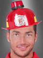Ein Mann trägt den „Feuerwehrhelm mit Sound und Licht“ – einen roten Feuerwehrhelm aus Kunststoff mit einem Rettungsfeuerwehr-Emblem und einer kleinen roten Sirene oben drauf, die Ton- und Lichteffekte erzeugt – und lächelt vor einem grauen Hintergrund; perfekt als lustiger Party-Gag.
